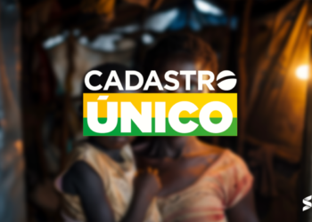 Imagem de uma família em situação de vulnerabilidade social com o logo do Cadastro Único sobreposto.