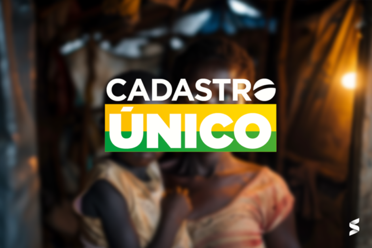 Imagem de uma família em situação de vulnerabilidade social com o logo do Cadastro Único sobreposto.