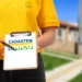 Pessoa com uniforme amarelo apontando para o logo do Cadastro Único, promovendo o mutirão para atualização cadastral.