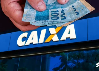 Pessoa retirando dinheiro na agência da Caixa Econômica Federal, com destaque para os valores.