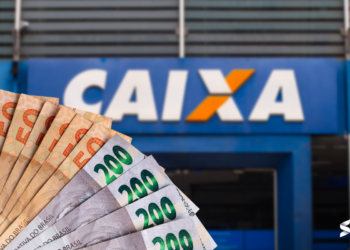 Notas de R$ 50 e R$ 200 em destaque com a fachada de uma agência da Caixa ao fundo, representando pagamento de benefícios.