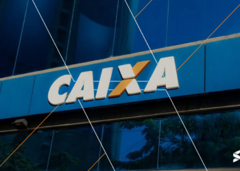 Foto do exterior de uma agência da Caixa Econômica Federal, com destaque para o logo da instituição, relacionada ao contrato do Minha Casa Minha Vida.