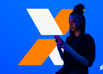 Caixa xMulher jovem segurando um smartphone, com o logotipo da Caixa Econômica Federal ao fundo em um design azul e laranja