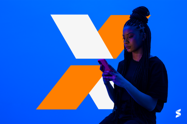 Caixa xMulher jovem segurando um smartphone, com o logotipo da Caixa Econômica Federal ao fundo em um design azul e laranja