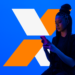 Caixa xMulher jovem segurando um smartphone, com o logotipo da Caixa Econômica Federal ao fundo em um design azul e laranja