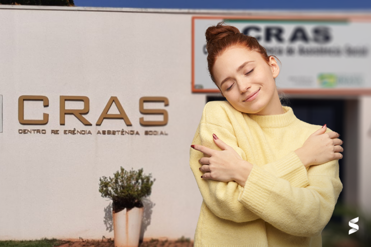 Mulher sorrindo e abraçando a si mesma na frente de uma unidade do CRAS, simbolizando acolhimento e assistência social.