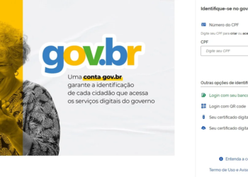 Pessoa sorrindo enquanto acessa o site gov.br pelo celular, ilustrando a recuperação de senha na plataforma.