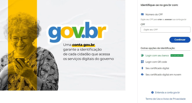 Pessoa sorrindo enquanto acessa o site gov.br pelo celular, ilustrando a recuperação de senha na plataforma.