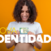 Pessoa sorrindo e segurando a nova carteira de identidade nacional do Brasil.