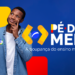 Jovem segurando um cartão do programa Pé-de-Meia, com fundo colorido e logotipo do programa.