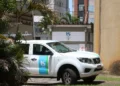 Veículo da Sabesp em uma área residencial para atendimento aos moradores.