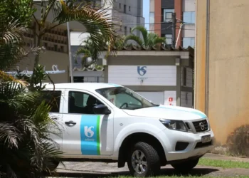 Veículo da Sabesp em uma área residencial para atendimento aos moradores.