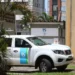 Veículo da Sabesp em uma área residencial para atendimento aos moradores.