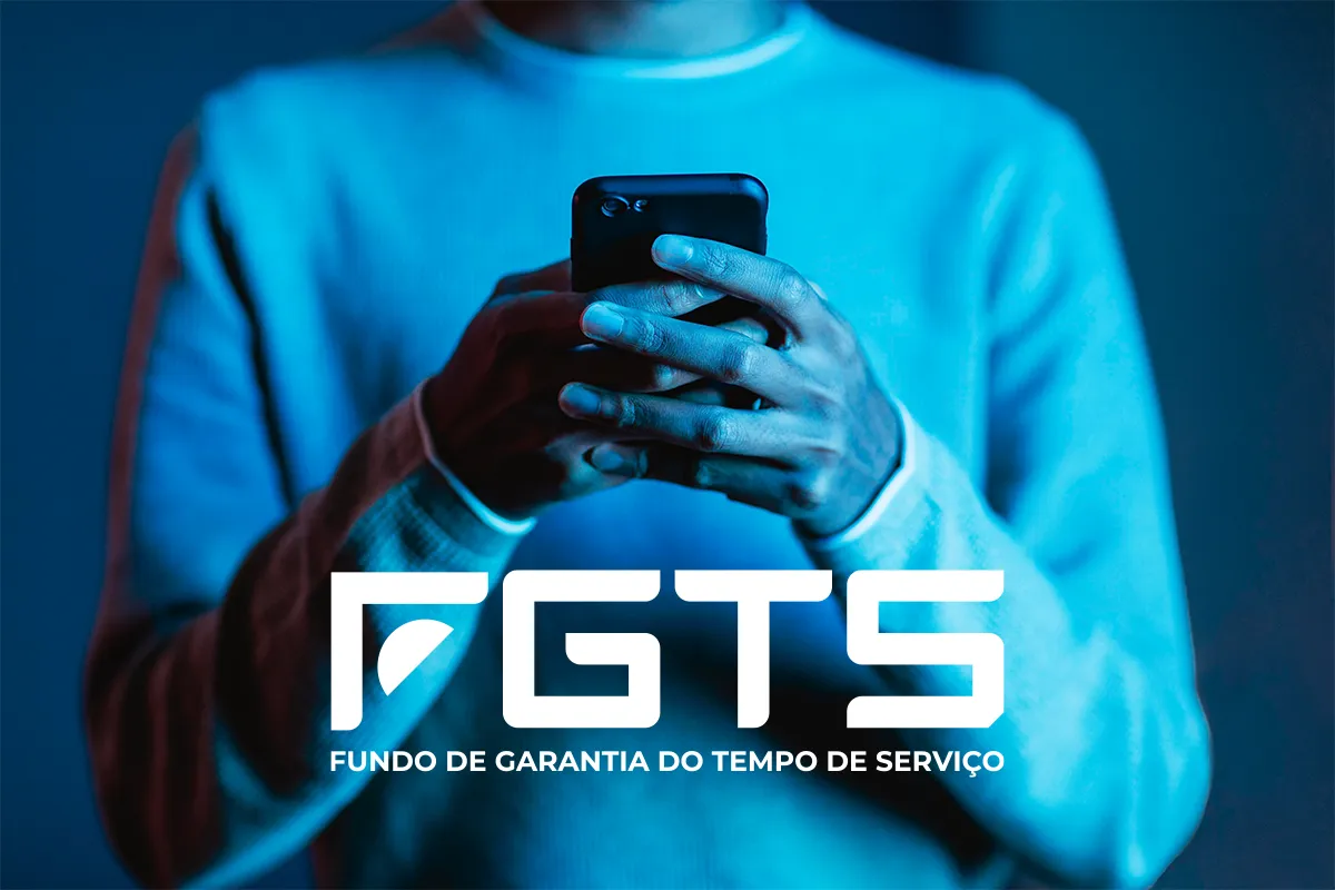 Pessoa segurando um celular com o logo do FGTS, representando o acesso ao aplicativo ou site oficial.