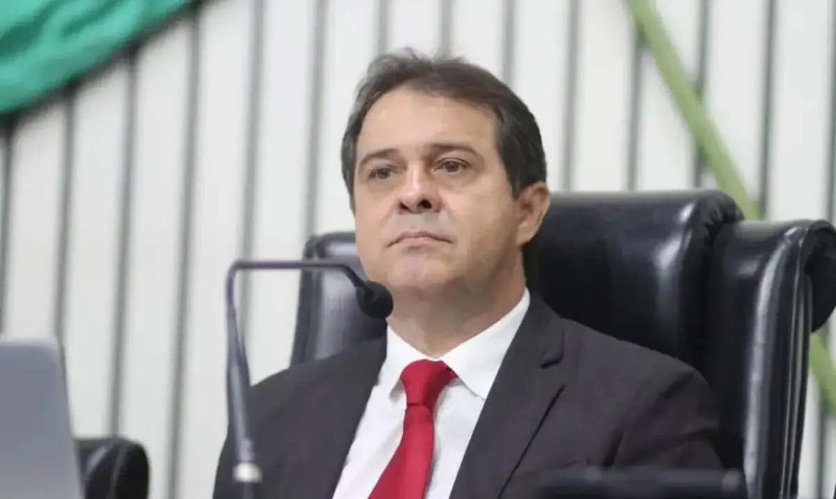 Prefeito discursando durante evento oficial sobre políticas educacionais.