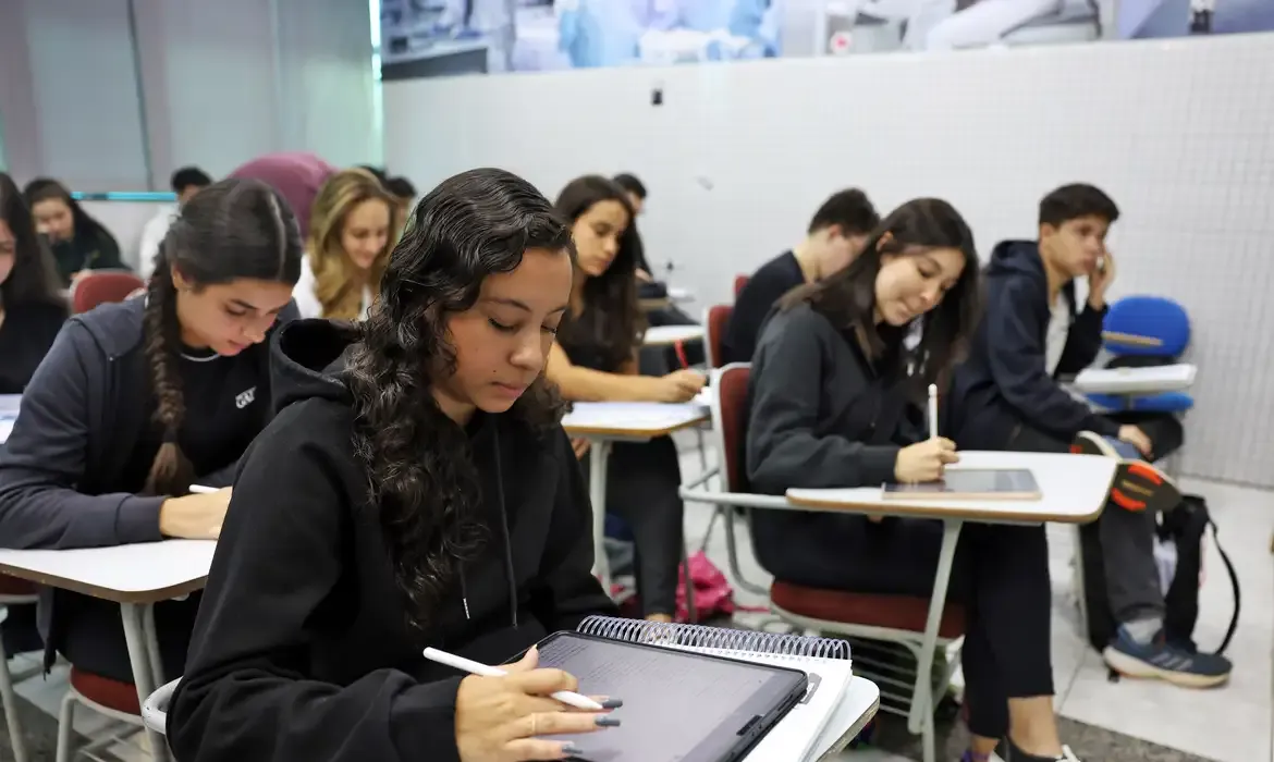 Alunos da rede pública do Rio Grande do Sul usando tablets em sala de aula.