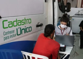 Atendimento do Cadastro Único com assistente social e cidadão em mutirão de serviços sociais