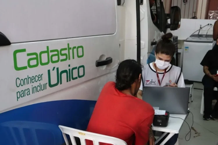 Atendimento do Cadastro Único com assistente social e cidadão em mutirão de serviços sociais