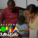 Família reunida realizando atividade artesanal, representando o Programa Bolsa Família.