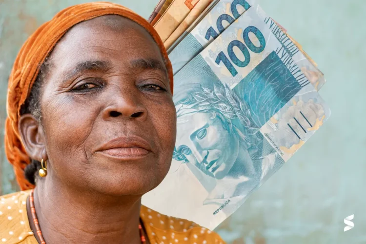 Mulher sorridente com cédulas de R$100 ao fundo, representando o pagamento dos benefícios do INSS.