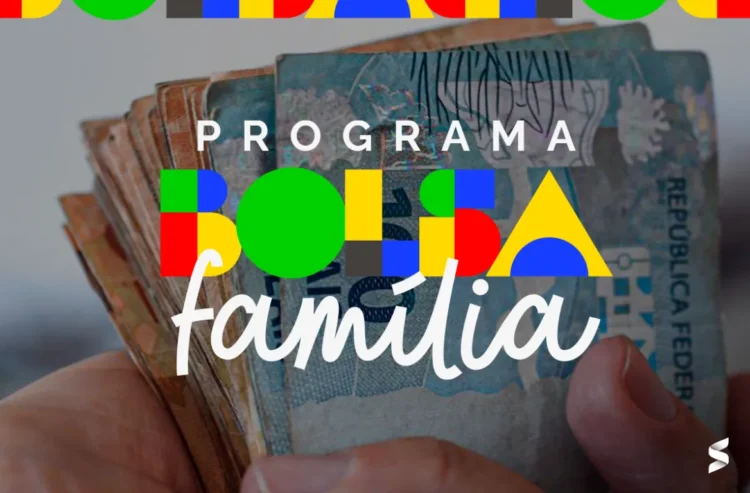 Mão segurando várias cédulas de dinheiro com sobreposição do logotipo colorido do Programa Bolsa Família.