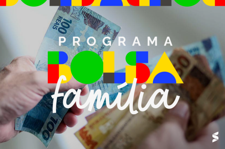 Mãos segurando cédulas de real com o logotipo do Programa Bolsa Família sobreposto.