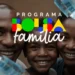 Família sorrindo representando o Programa Bolsa Família com notas de 100 reais ao redor.