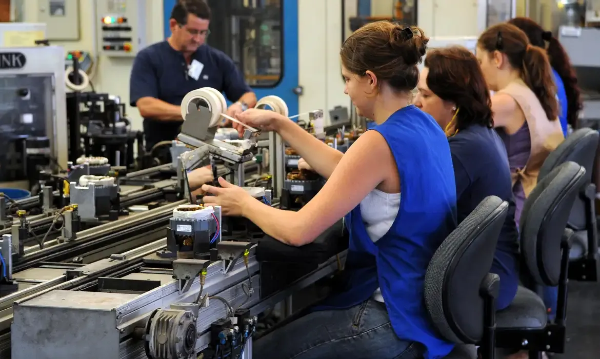 Trabalhadores em uma linha de produção em fábrica.