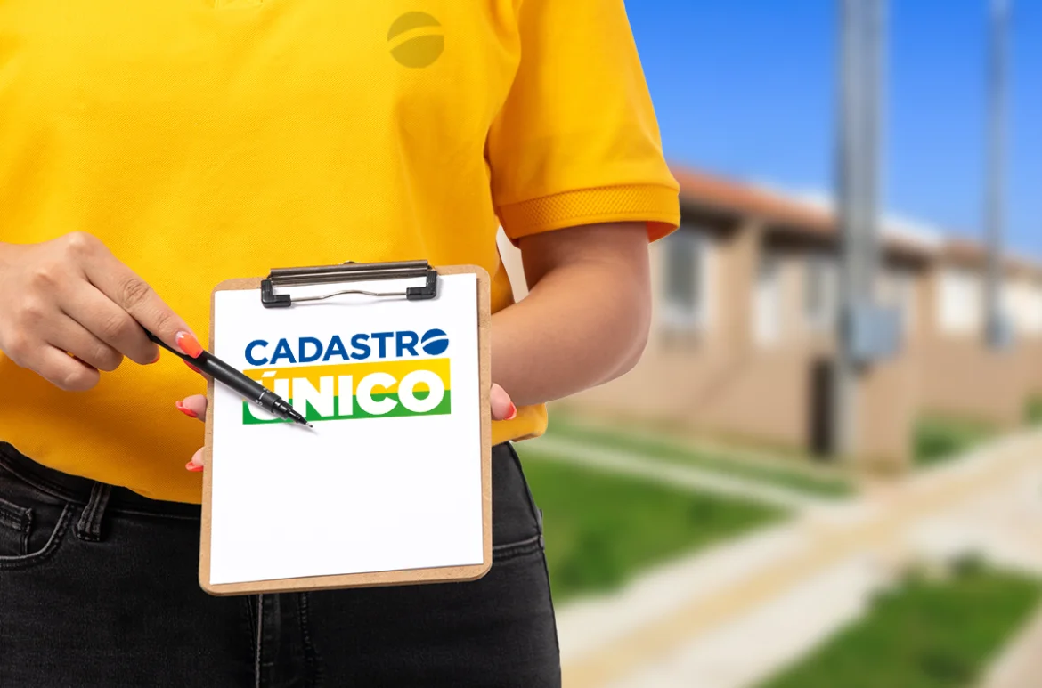 Pessoa segurando prancheta com o logo do Cadastro Único, programa de inclusão social