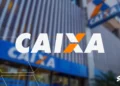 Fachada de uma agência da Caixa Econômica Federal com o logotipo em destaque