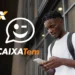 Homem com mochila olhando para seu celular, com o logo do Caixa Tem em destaque.