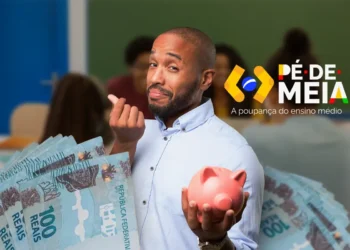 Homem sorrindo segura um cofre rosa e notas de R$100, representando o programa Pé-de-Meia.