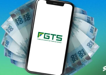 Celular exibindo o logo do FGTS com notas de 100 reais ao fundo, representando o saque-aniversário de 2025.