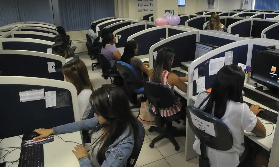 Equipe de atendimento trabalhando em central de telefonia.