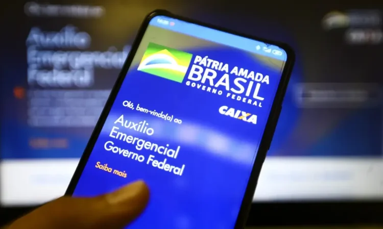 Tela de celular mostrando a página inicial do Auxílio Emergencial, com logo do Governo Federal e Caixa Econômica