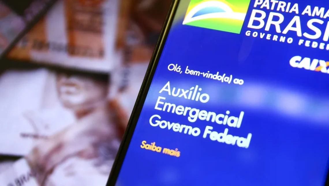 Tela de celular exibindo a página inicial do Auxílio Emergencial no Portal do Governo Federal, com a saudação de boas-vindas e informações sobre o benefício