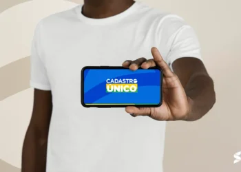 Pessoa segurando um celular com o logo do Cadastro Único, representando o novo comunicado do programa.