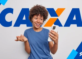 Mulher sorridente olhando para o celular com o logotipo da Caixa ao fundo, representando a premiação de CPFs.