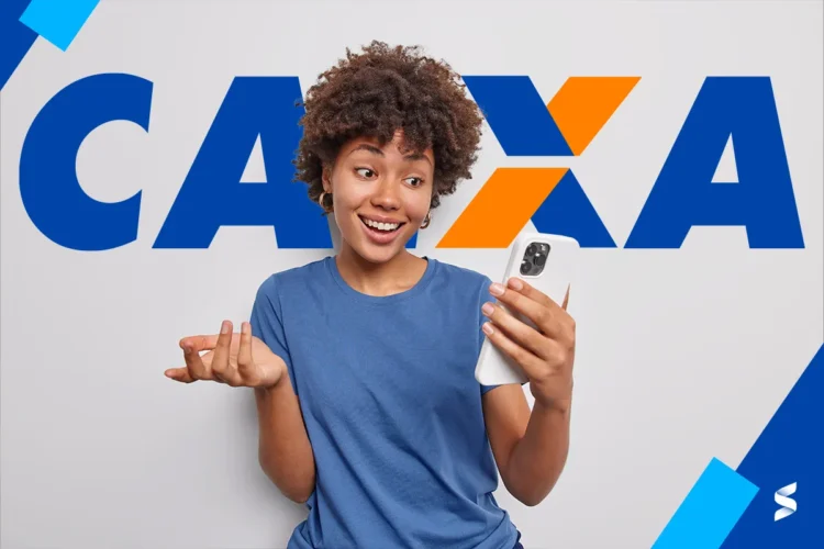 Mulher sorridente olhando para o celular com o logotipo da Caixa ao fundo, representando a premiação de CPFs.