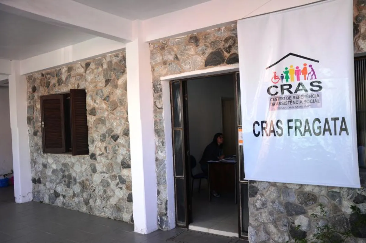 Fachada de uma unidade do CRAS com banner de identificação.