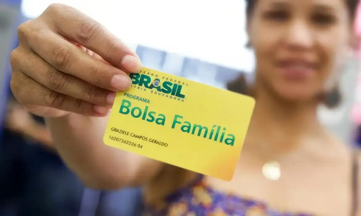 Cartão do programa Bolsa Família, representando o direito ao benefício da tarifa social.