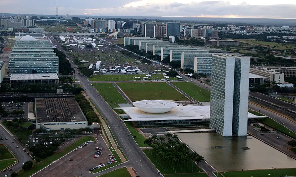 Imagem aérea da área central de Brasília, com foco no Distrito Federal.