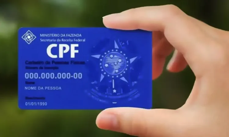 Cartão do CPF sendo segurado por uma mão, representando a identificação fiscal no Brasil.