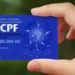 Cartão do CPF sendo segurado por uma mão, representando a identificação fiscal no Brasil.