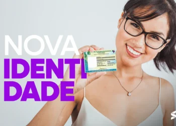 Mulher sorridente segurando um novo modelo de carteira de identidade brasileira.