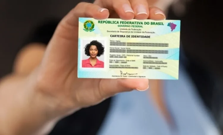 Pessoa segurando um novo modelo da carteira de identidade nacional do Brasil.