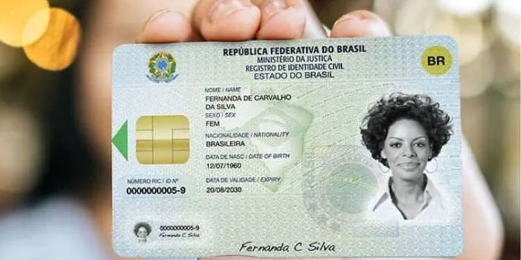 Pessoa segurando a Nova Carteira de Identidade com chip integrado