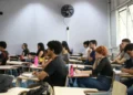 Estudantes atentos em sala de aula, representando o incentivo à educação e programas como o Pé-de-Meia.