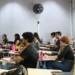 Estudantes atentos em sala de aula, representando o incentivo à educação e programas como o Pé-de-Meia.