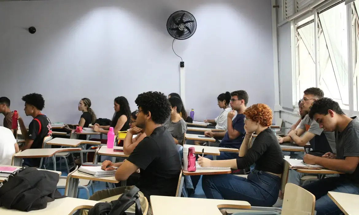 Estudantes atentos em sala de aula, representando o incentivo à educação e programas como o Pé-de-Meia.